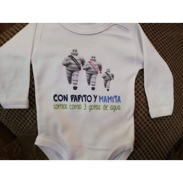 Body "con papito y mamita somos 3 gotas de agua"