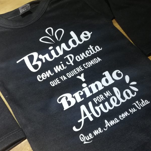 Brindo por mi pancita que ya quiere comida y brindo por mi abuela que me ama con su vida